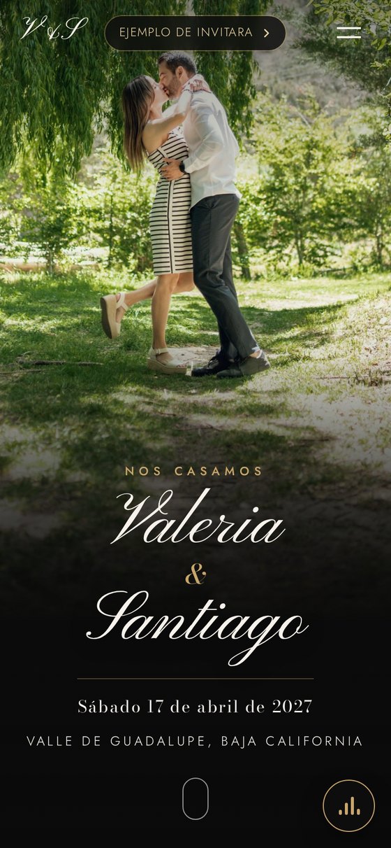 Portada de la invitación con la foto de la pareja y la fecha